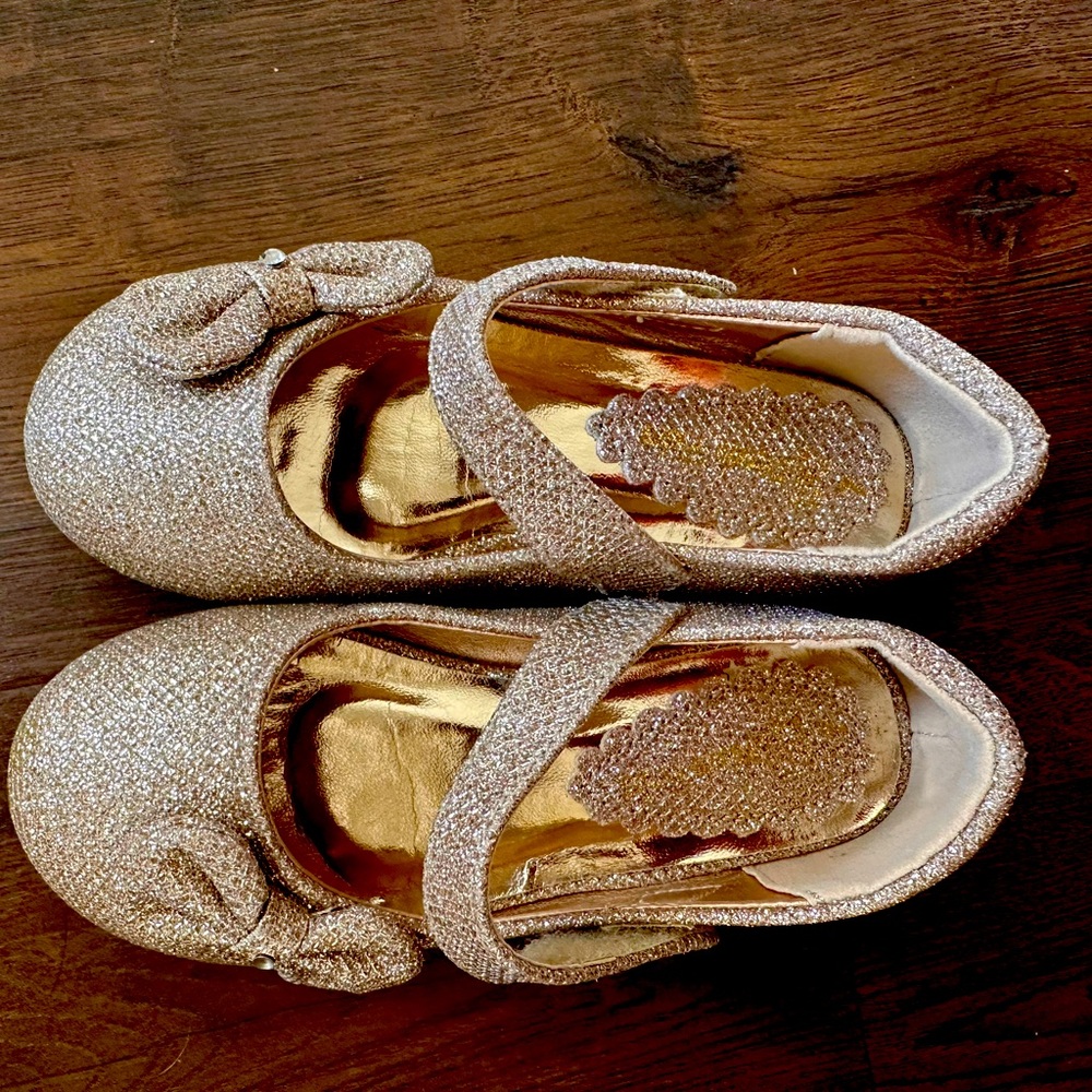 Dream Pairs gold glitter Mary Janes shoes, size 8 Toddler